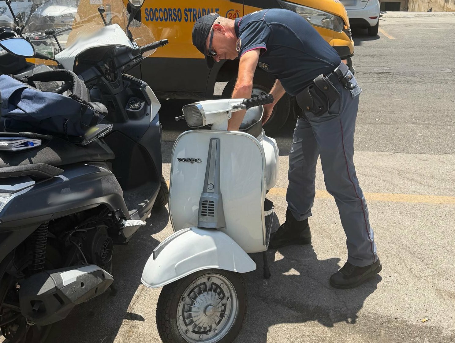 Ha l'obbligo di firma: si presenta con la Vespa rubata a Milano nel 1984