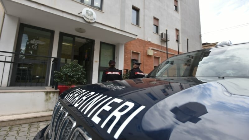 Ha cercato di uccidere la moglie: si costituisce