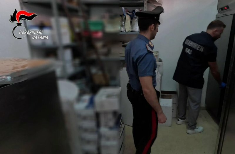 Sporcizia e irregolarit&agrave; in una pasticceria di Bronte