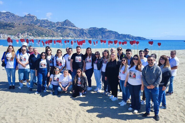 In spiaggia 70 cuoricini contro chiusura della cardiochirurgia pediatrica