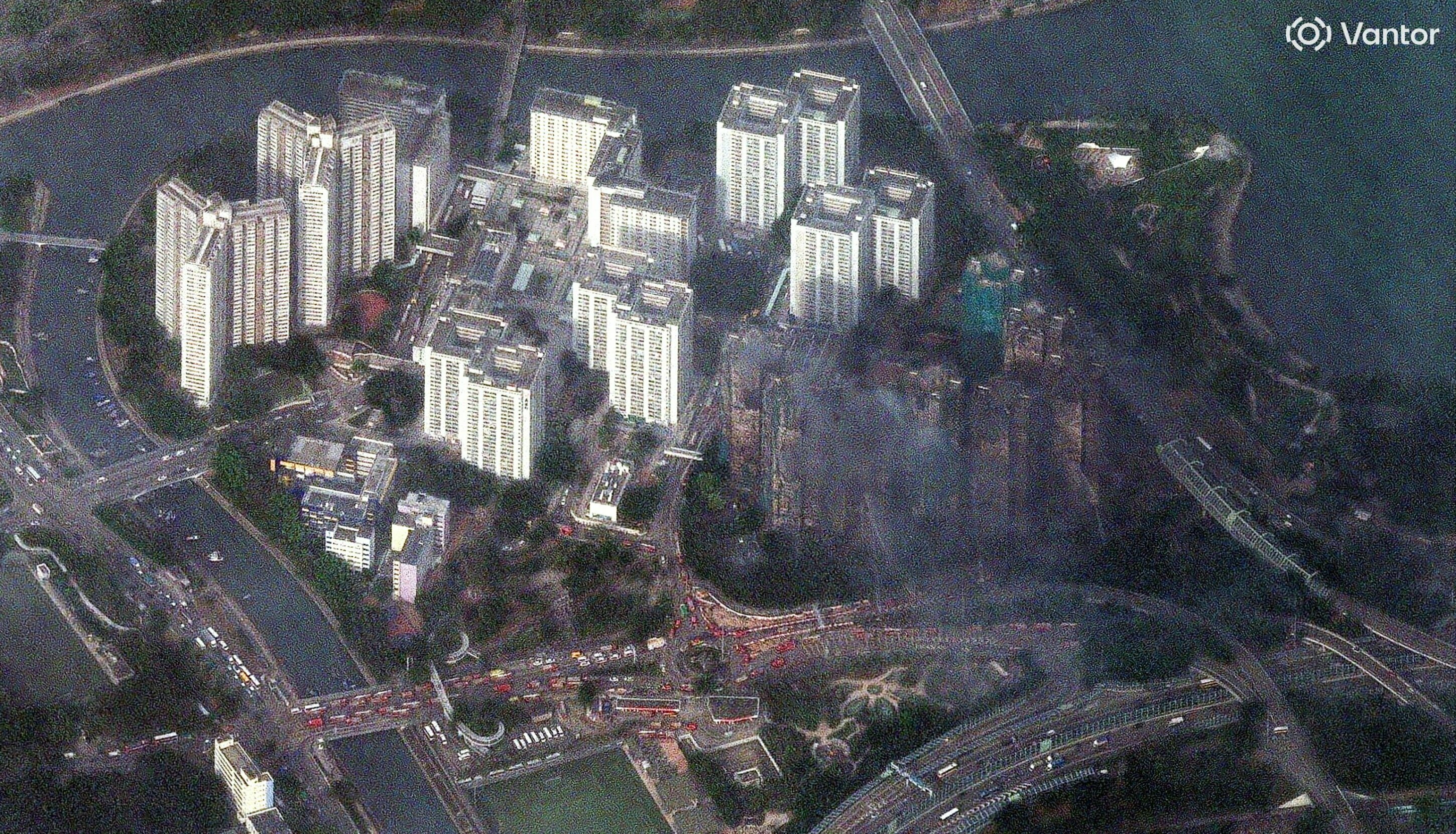 Spento dopo quasi 48 ore il violento incendio di Hong Kong