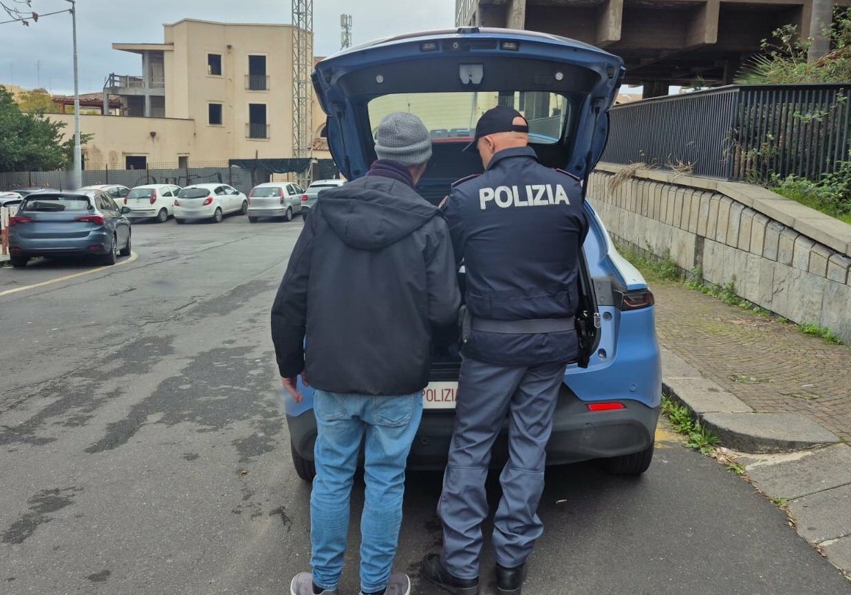 Catania, parcheggiatore abusivo con 26 chiavi d'auto Catania, parcheggiatore abusivo con 26 chiavi d'auto