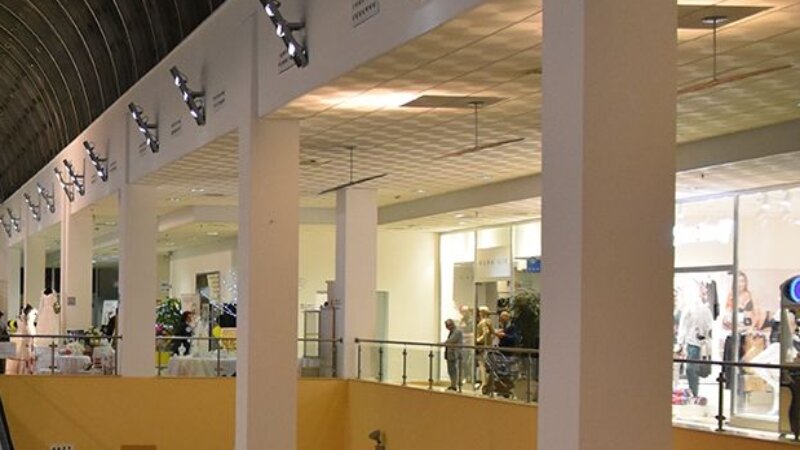 Con l'auto dentro il centro commerciale