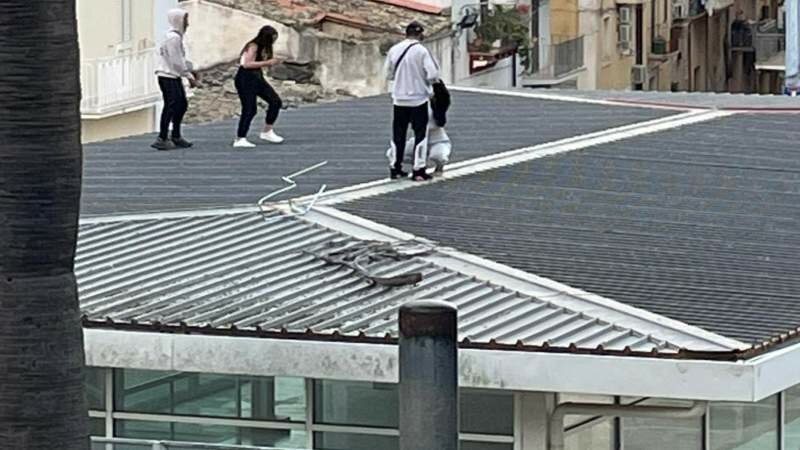 Giovani a spasso sul tetto del City