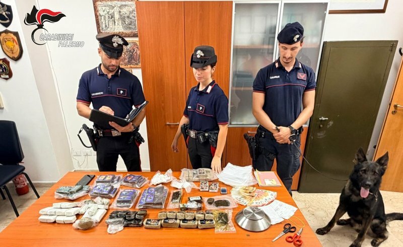 Nel freezer 115 panetti di hashish: arrestato