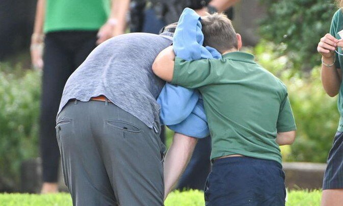 Spara durante la messa e uccide due bambini Spara durante la messa e uccide due bambini