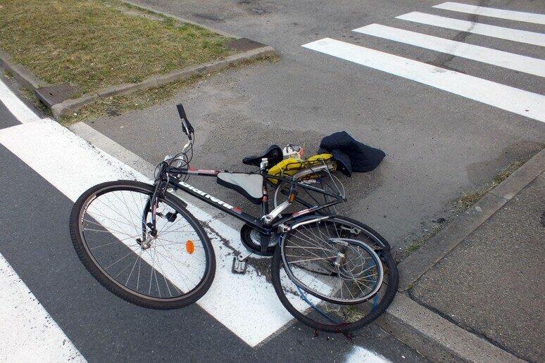 Cade dalla bici: grave bimbo di 7 anni