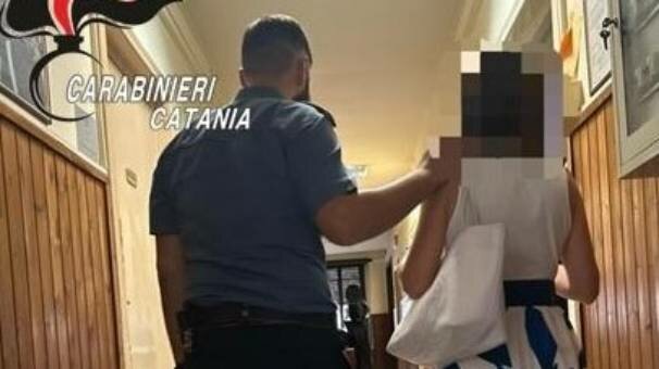Catania: si arrampicava per picchiare l'ex moglie