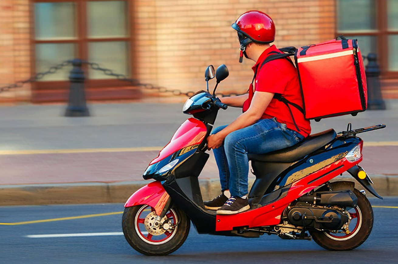 Clienti aggrediscono rider con una bottiglia di vetro