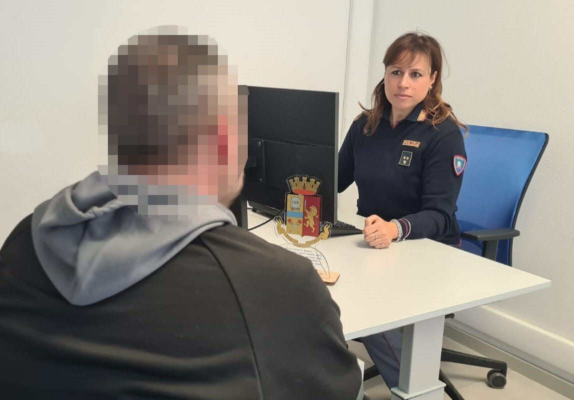 Chiede 5.000 euro per l'auto rubata: arrestata catanese