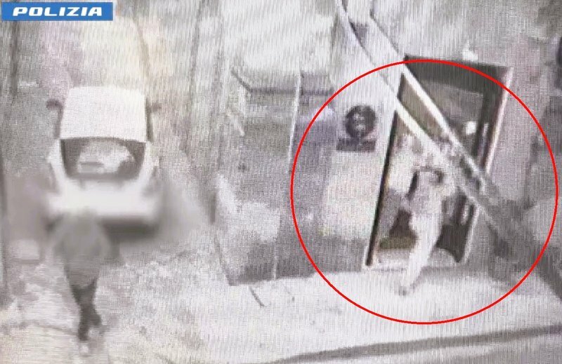 Mazzate a vetrina in gioielleria davanti ai clienti