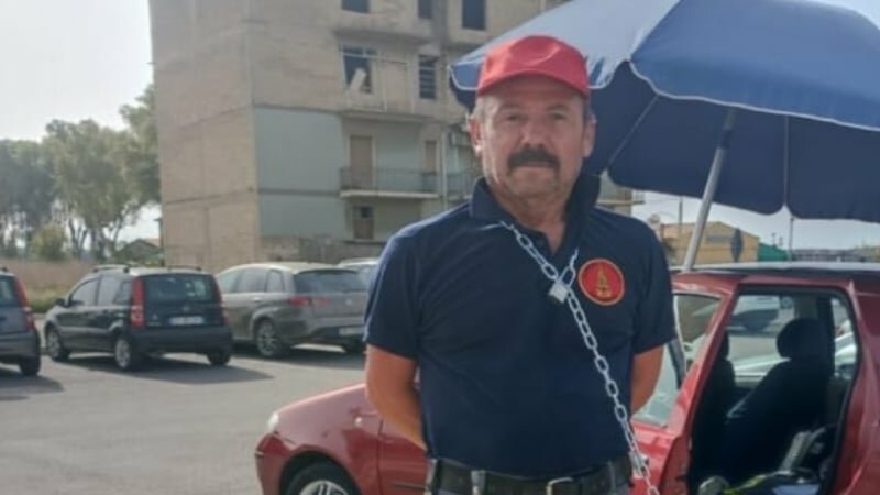 Licenziato per non aver versato gasolio in mare