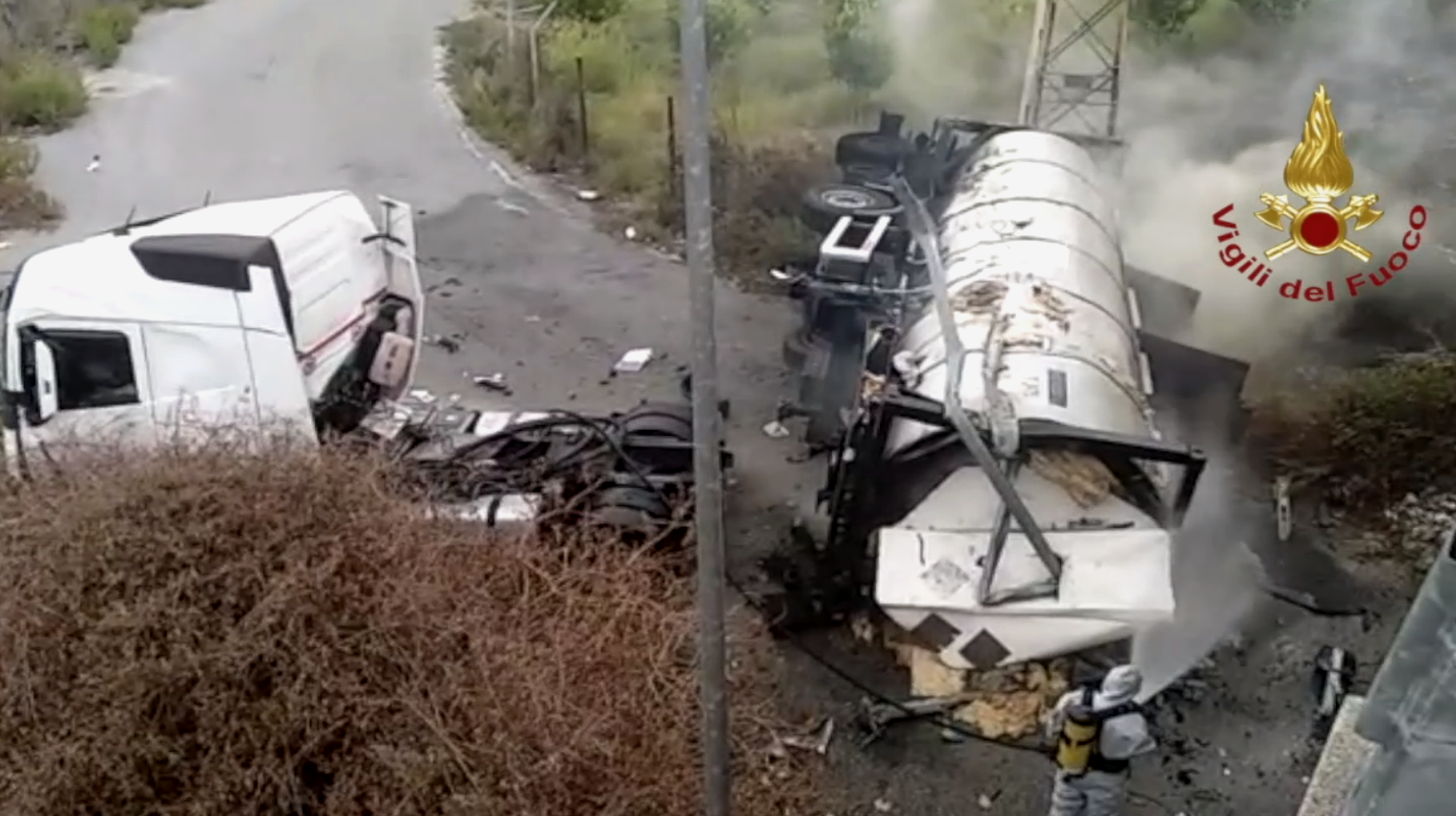 Autocisterna precipita dal viadotto e prende fuoco
