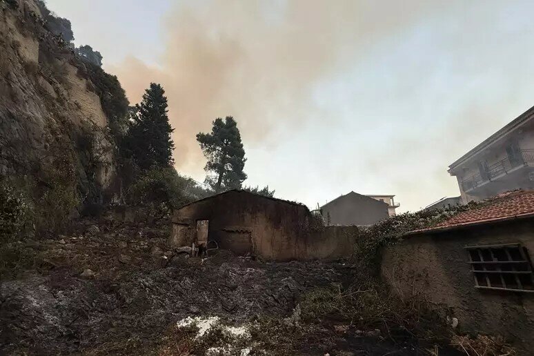 Paura nella notte: fiamme dalla centrale idroelettrica arrivano in paese