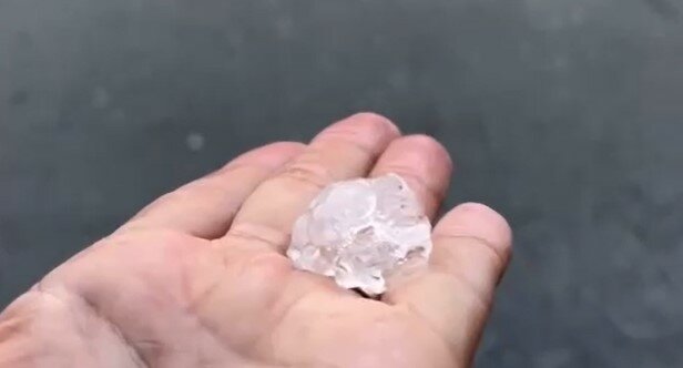 Grandina a Taormina: fuga dalla spiaggia