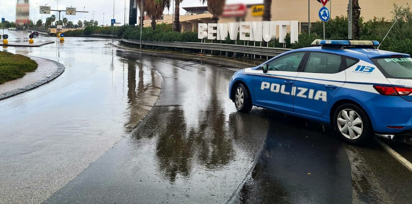 Con l'auto rubata sperona la volante Con l'auto rubata sperona la volante