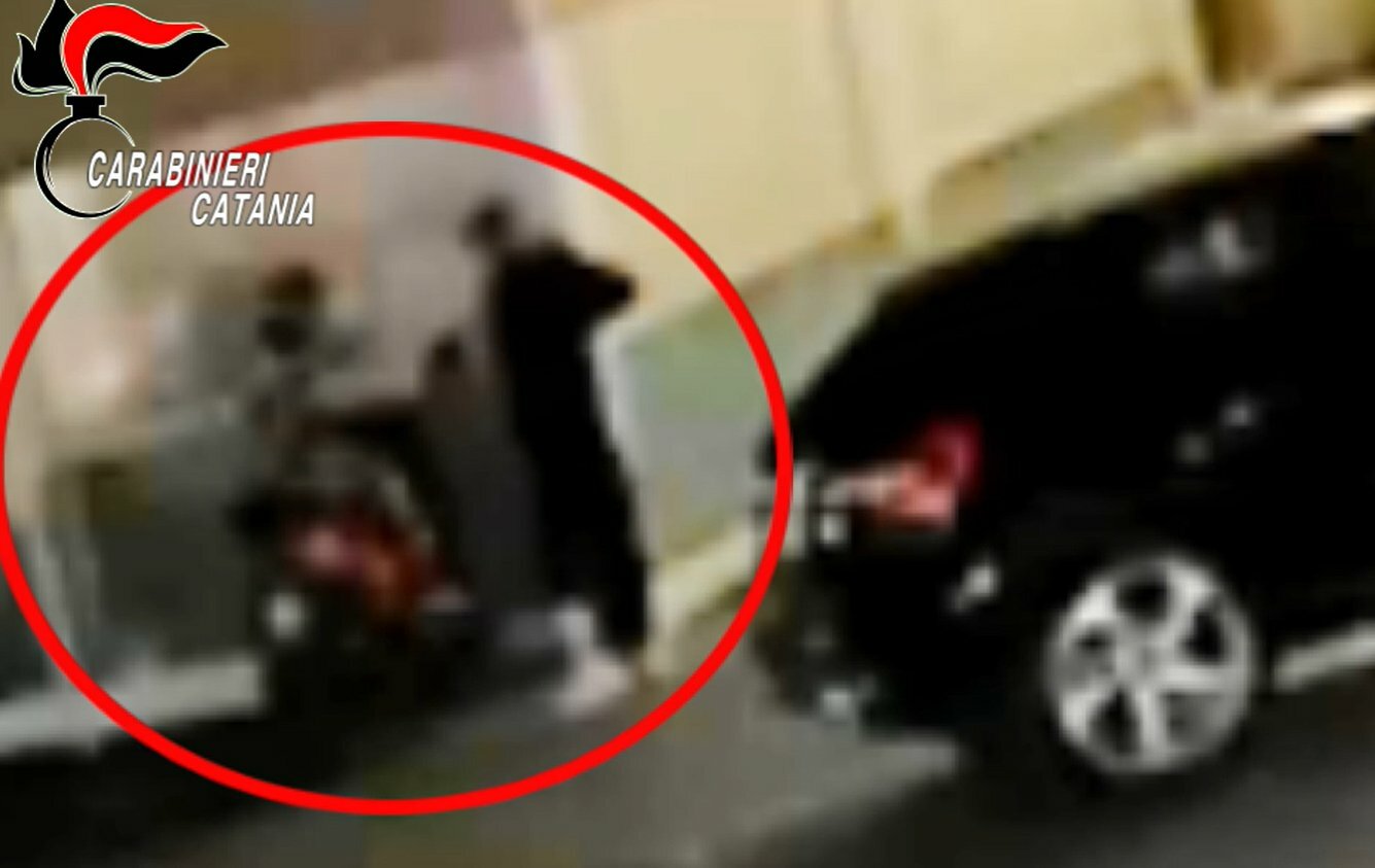 Preso a calci e pugni per rubargli lo scooter Preso a calci e pugni per rubargli lo scooter