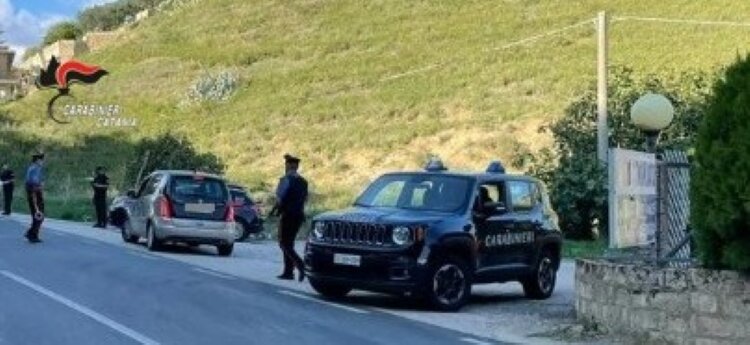 Finto poliziotto fugge inseguito dai veri carabinieri