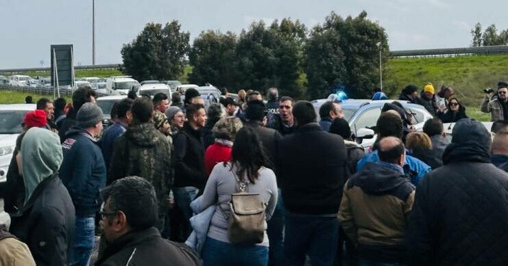 Trattori selvaggi: Outlet di Agira bloccato per ore