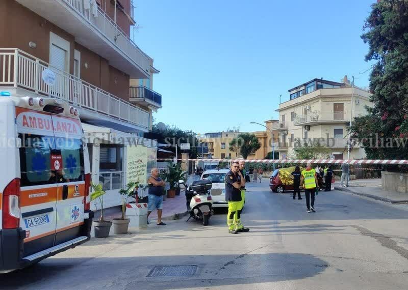Si schianta con l'auto contro un palo e muore