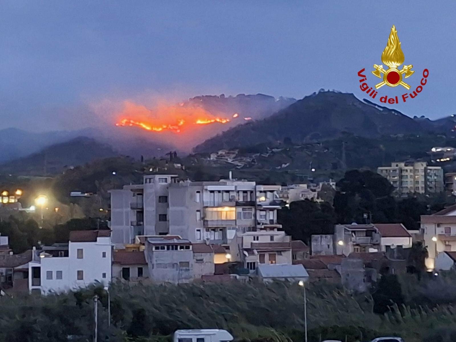 Scirocco e incendi nel Messinese, disagi sulla A20