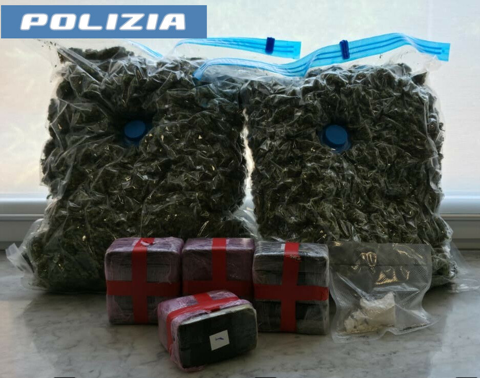 detiene-un-ingente-quantitativo-di-sostanze-stupefacenti-in-garage-giovane-arrestato-dalla-polizia-di-stato-a-caltagirone-3.jpeg