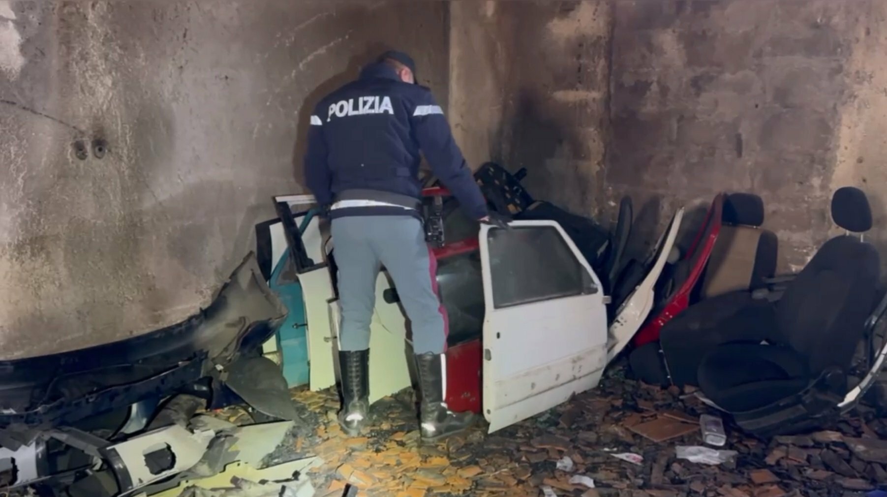 Nel capannone catanese pezzi d'auto rubate