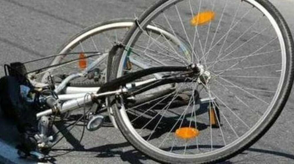Travolto e ucciso mentre passeggia in bici