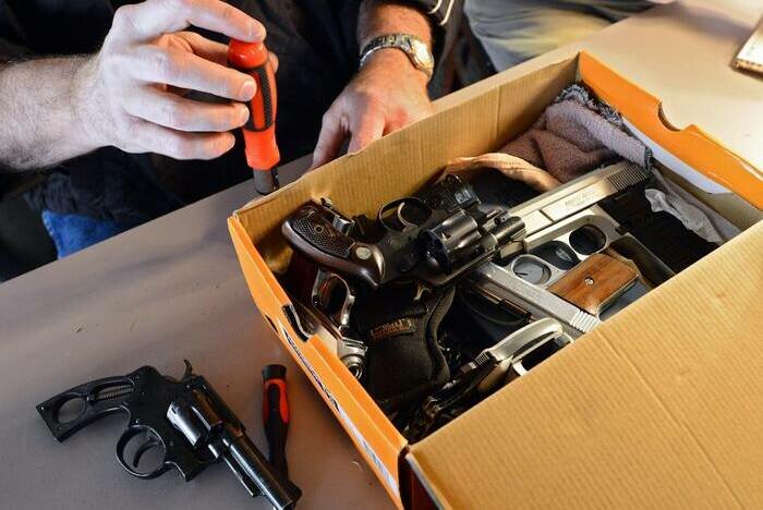 Bimba di 3 anni trova pistola e uccide la sorellina