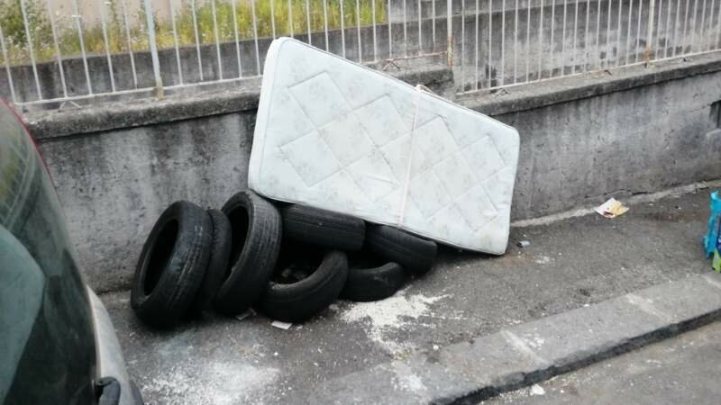 Materassi e copertoni sui marciapiedi catanesi