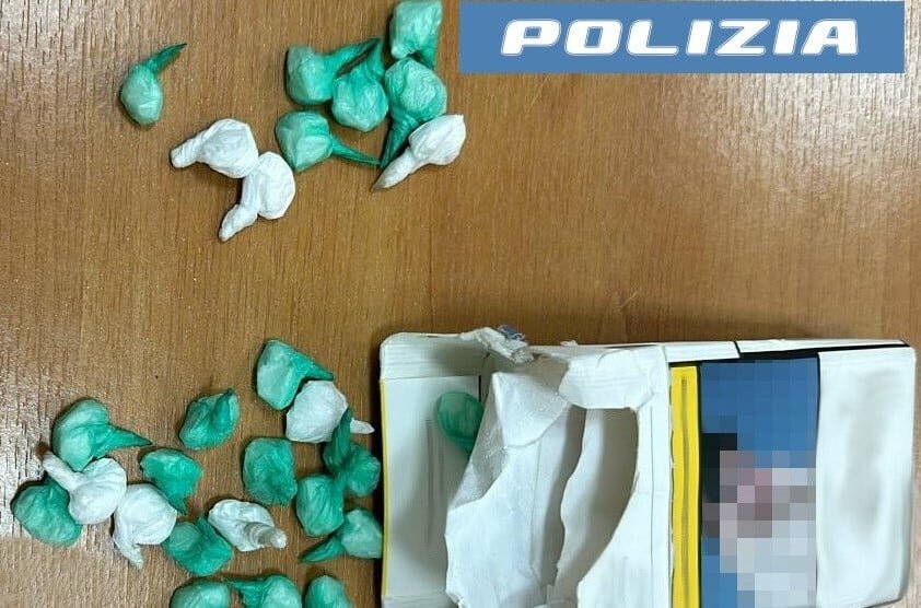 Nasconde la droga in casa della nonna