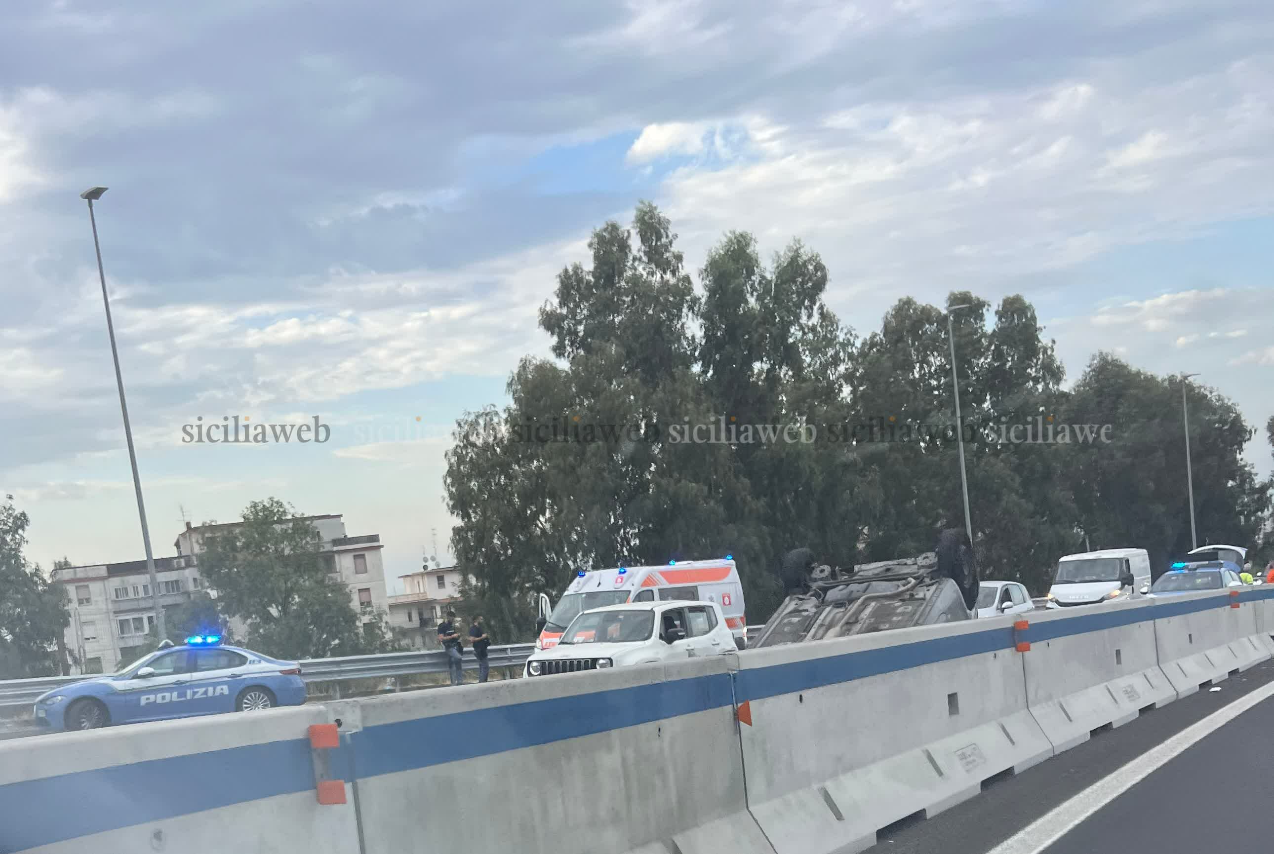 Macchina si ribalta sul viale Mediterraneo, traffico in tilt