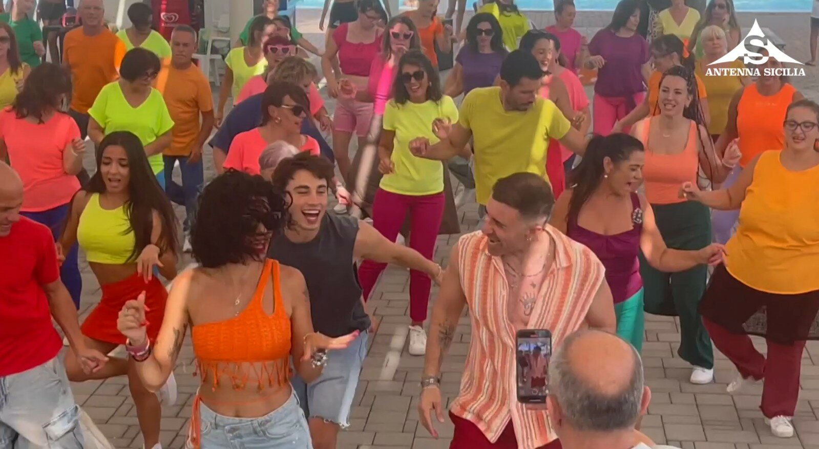 Riki ballerino a sorpresa nel lido catanese