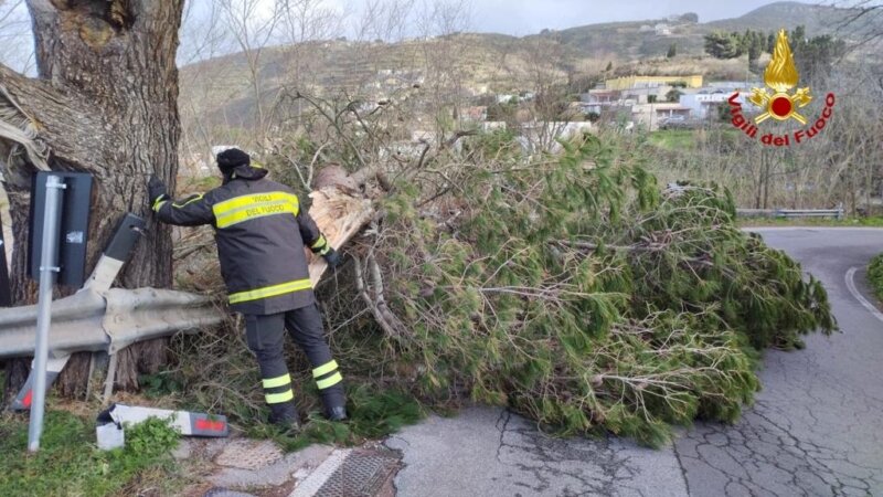 Forte vento sferza la Sicilia, chiudono le scuole messinesi