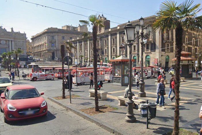 Ragazzino pestato da baby gang in piazza Stesicoro