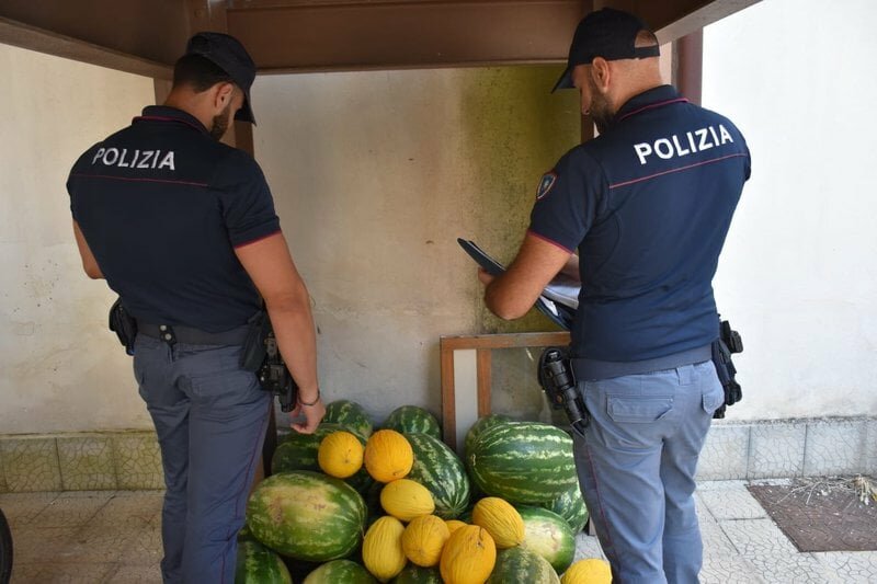 Abusivo in strada con 300 kg di meloni non tracciati