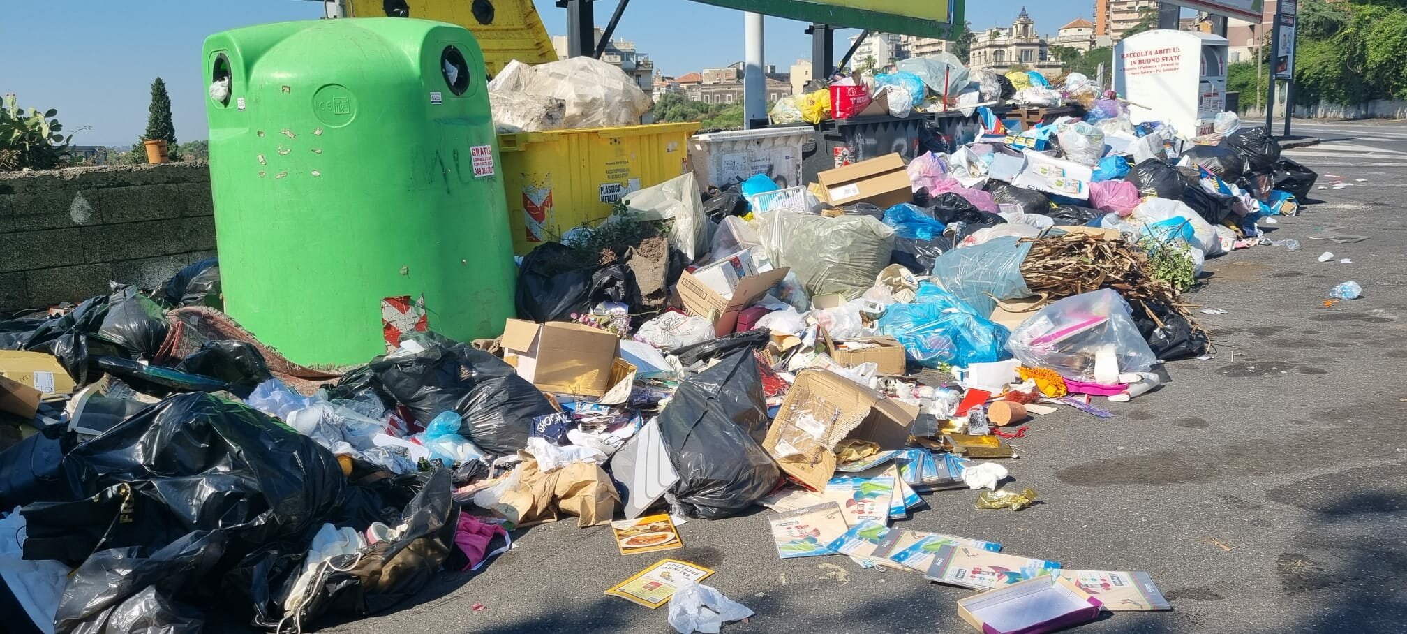 Rifiuti in Sicilia, tasse alte e strade pattumiera