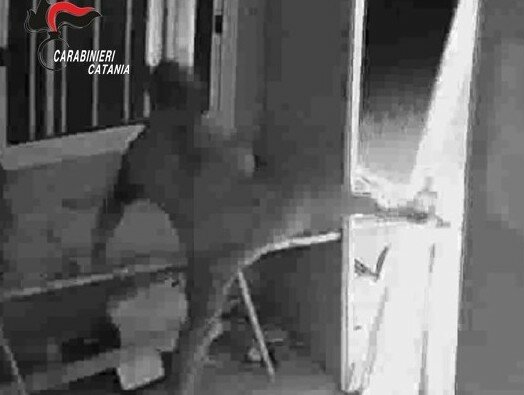 Porta abbattuta e furto: filmati nel cimitero etneo