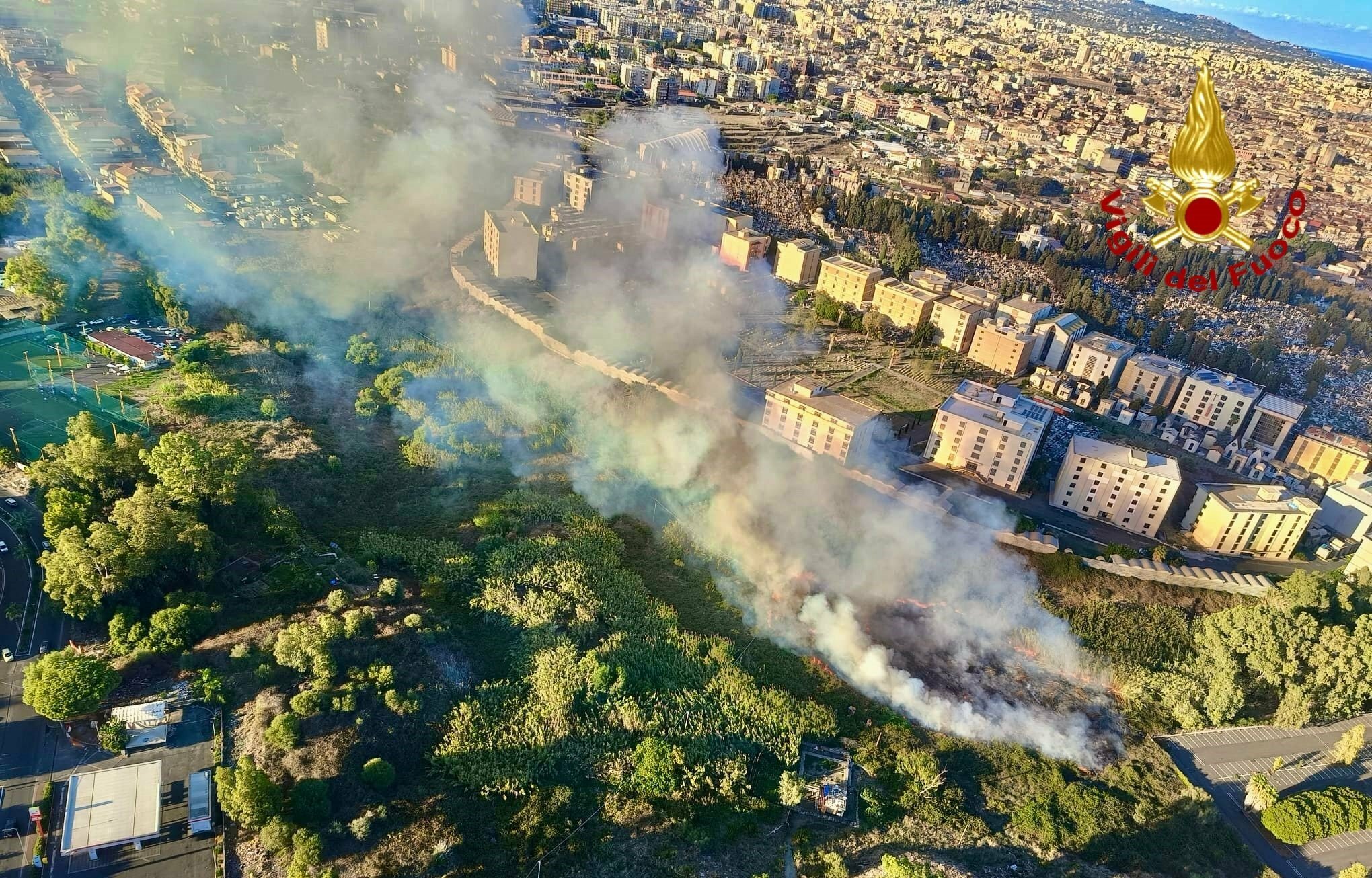 Fiamme attorno al cimitero di Catania