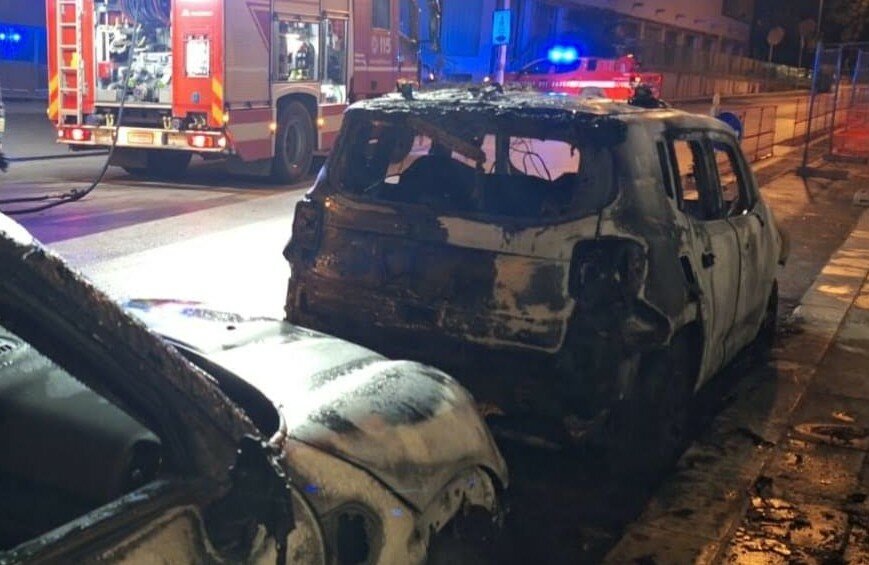 Bruciate le auto della guardia di finanza: caccia all'incappucciato