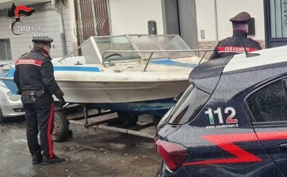 Trovato su una barca in strada: era evaso per pulirla Trovato su una barca in strada: era evaso per pulirla