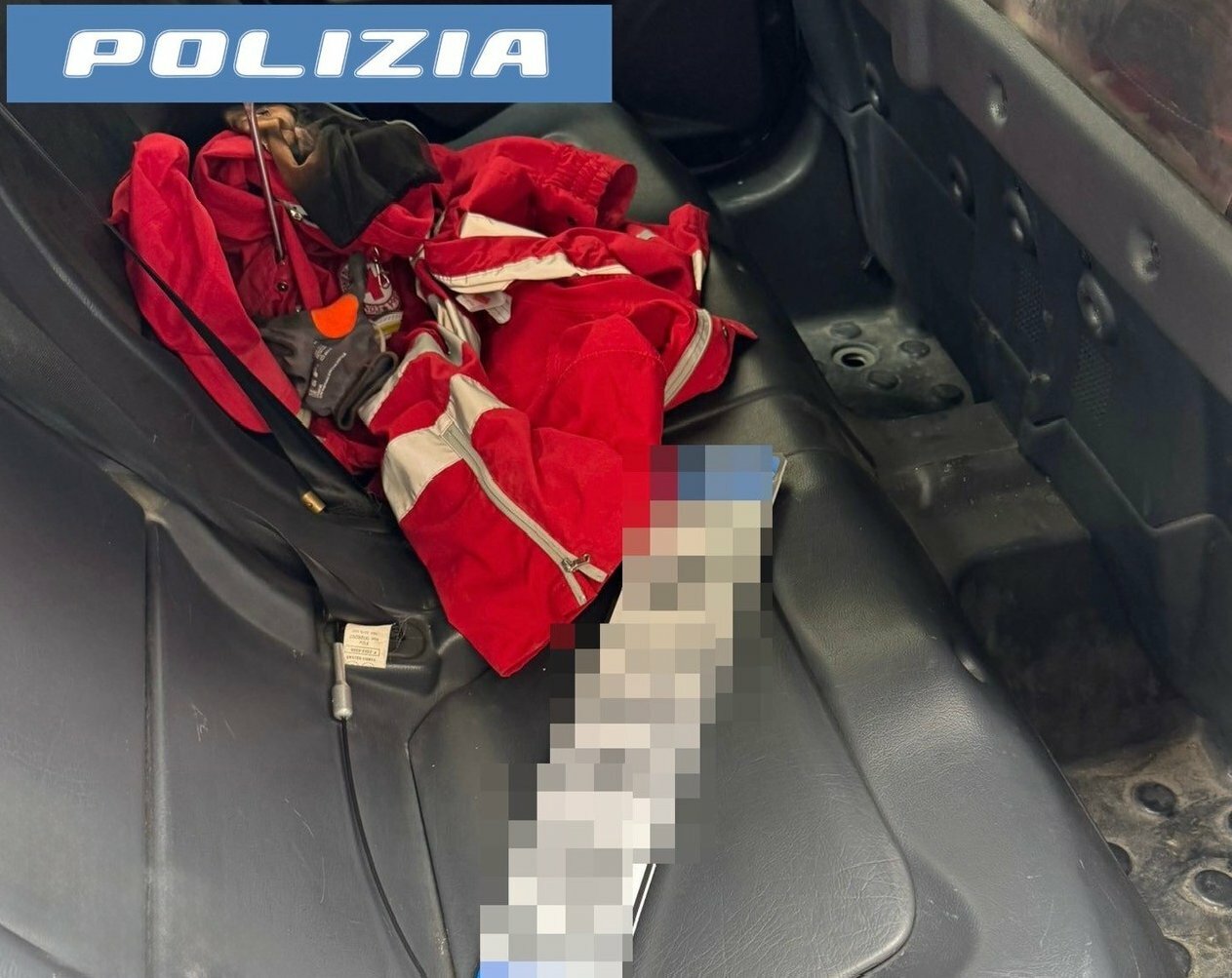 Ladri d'appartamento con la divisa della Croce rossa Ladri d'appartamento con la divisa della Croce rossa