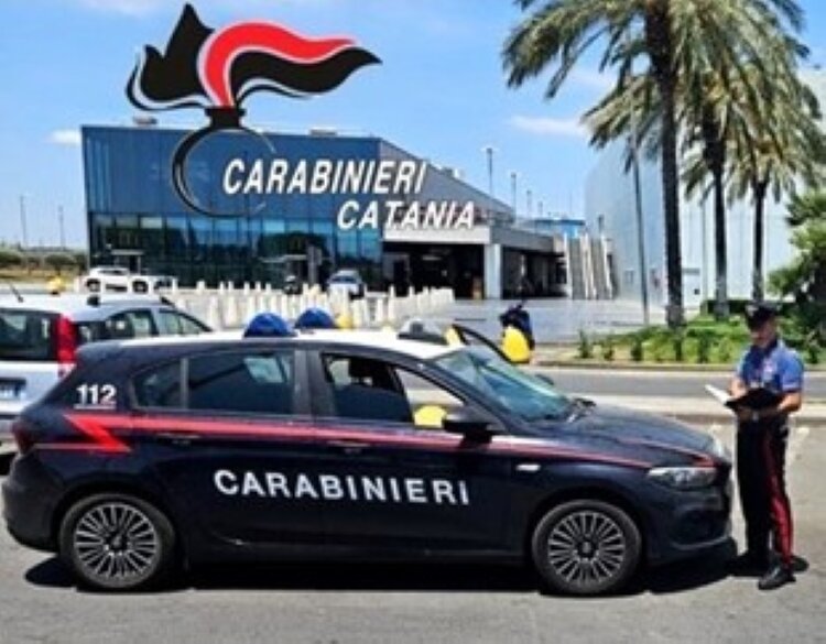 Tenta di rubare auto al centro commerciale: denunciato 16enne
