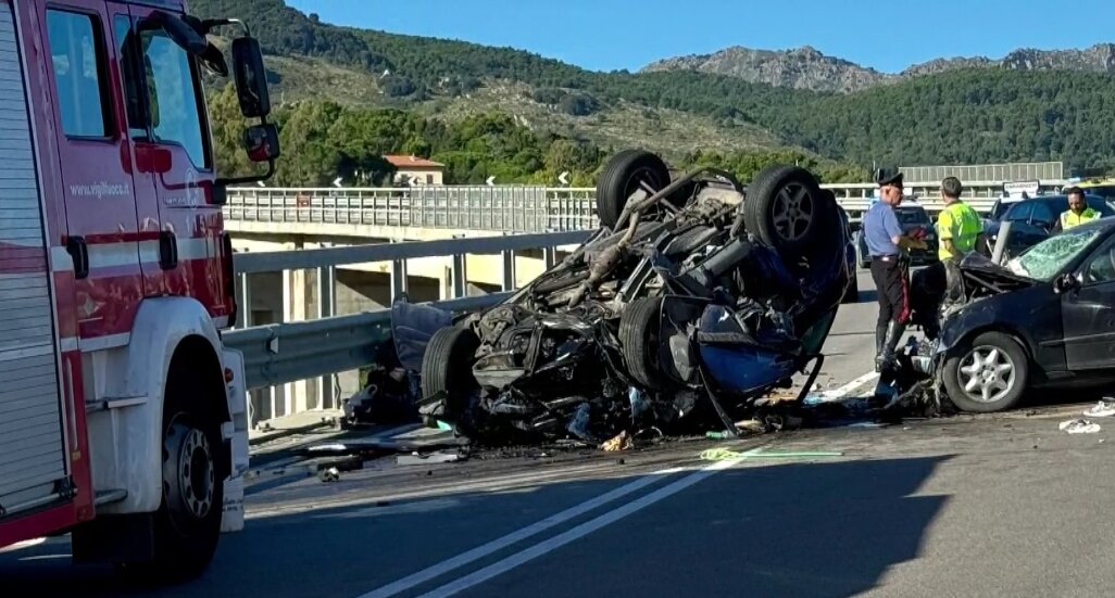 Scontro tra auto: 3 morti e 3 fratellini in rianimazione