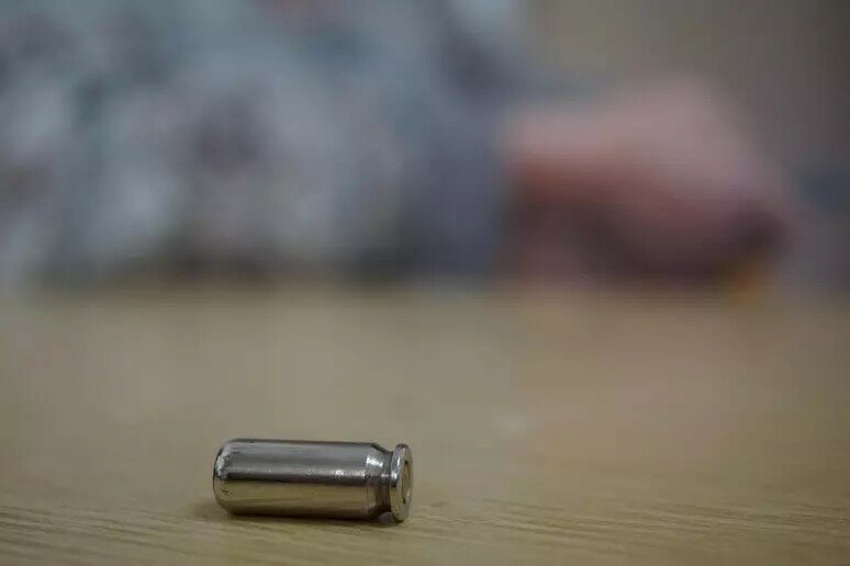 Durante una nuotata trova busta con proiettili