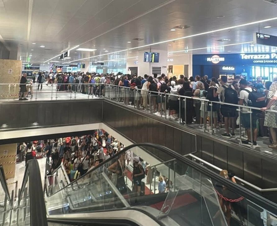 Etna, caos aeroporti: Fontanarossa fuori servizio, Palermo preso d'assalto
