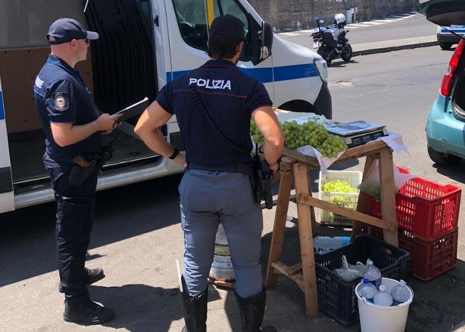 Catania, sequestrati 80 chili di frutta abusiva Catania, sequestrati 80 chili di frutta abusiva