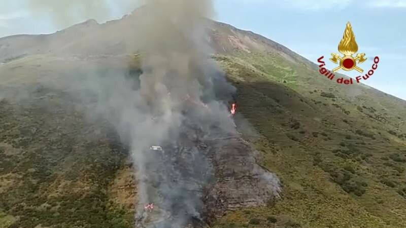 A Stromboli incendio come da copione