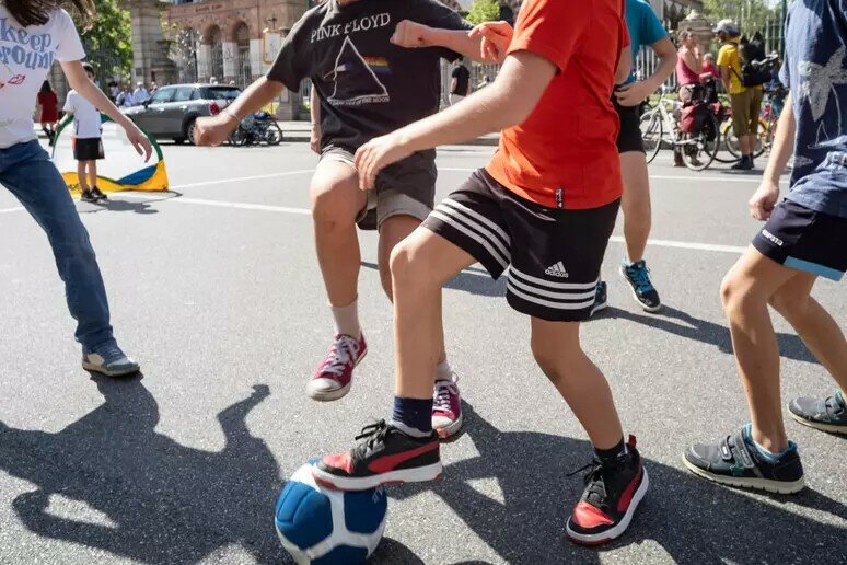 Bimbi giocano a pallone, prete risarcir&agrave; i condomini