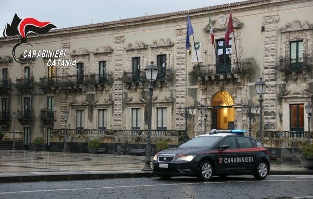 Tenta di impiccarsi a un'altalena: salvata